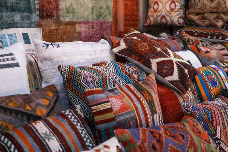 وسادة زخرفية خطوط هندسية
